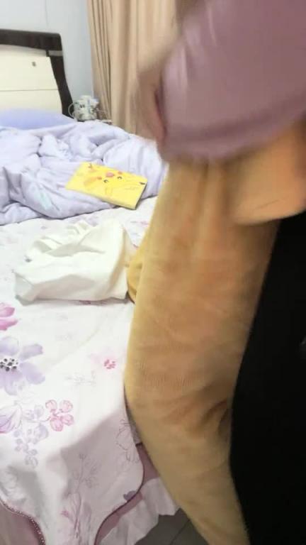 精虫上头把嫂子按在床边一顿爆操 预览截图 4
