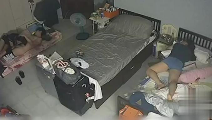 网爆门事件【家庭监控破解】午睡时乘妹妹睡着偷偷帮男友口爆!妹妹起身发现后尴尬转身! 预览截图 3