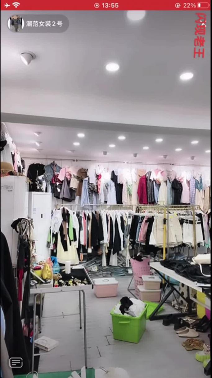 【独家爆料】河南潮范女装店(抖音&快手)直播卖衣服,偷拍女顾客换衣服!有的小姐姐发现被偷拍吓死了! 预览截图 9