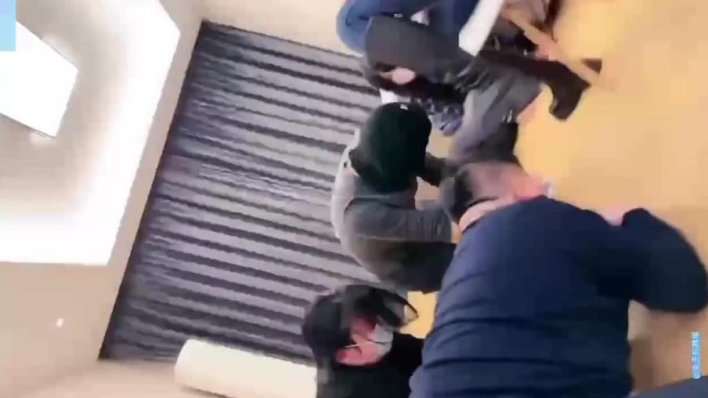长靴女友去对象家把全家都调教成了狗奴,第一视觉太炸裂了。。。 预览截图 5