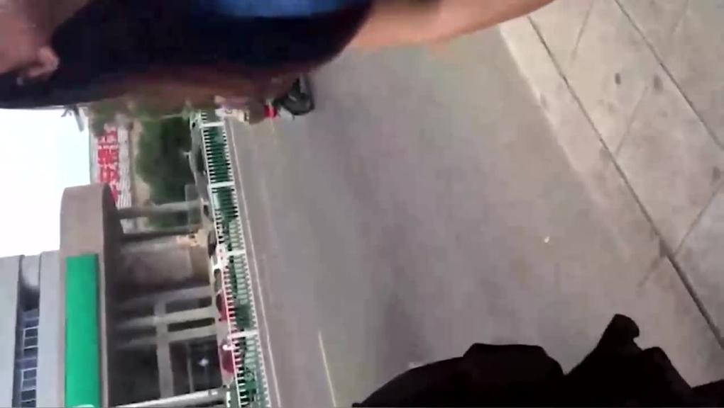 奇葩街射系列光天化日掏出鸡巴见到美女就射,看到黑丝还动手,女的大喊流氓地铁顶臀被发现 预览截图 3