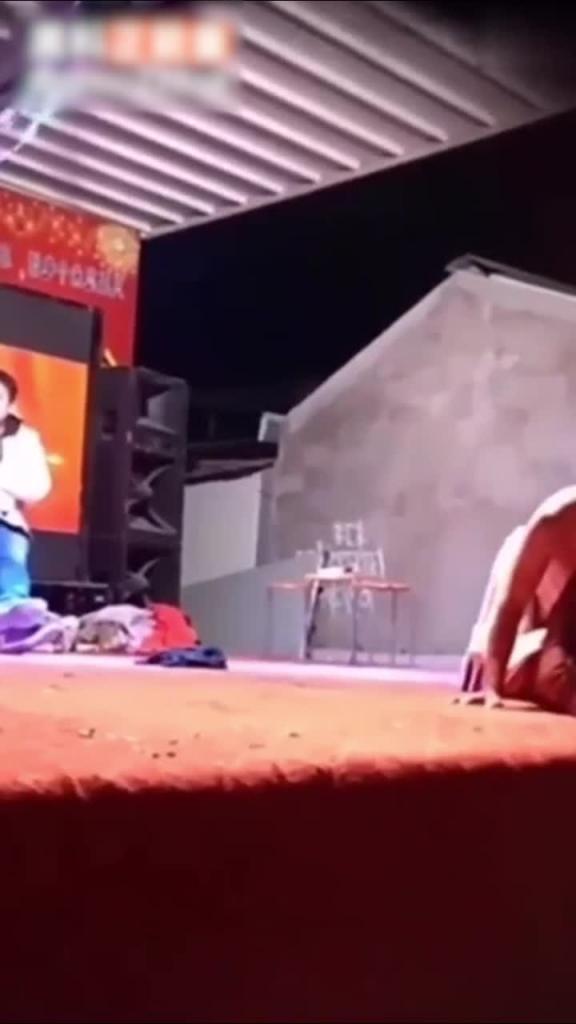 某农村低俗表演 一大爷饥渴难耐上台按倒脱衣女郎当众强插 预览截图 11