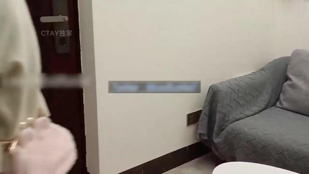 【最强乱伦】上大学的小姨子在姐姐家借住偷看黄片自慰被姐夫发现强行侵犯不巧姐姐发现 预览截图 2