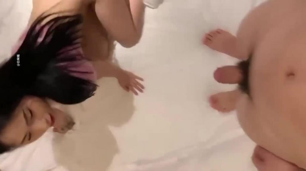 比亚迪车模下海和大哥疯狂抽插很会玩的骚货 预览截图 1