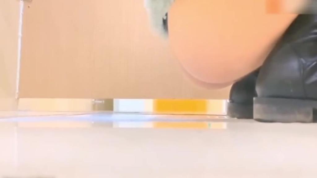 厕所偷拍50位美女,KTV醉酒公主没站稳摔倒粪坑 预览截图 12