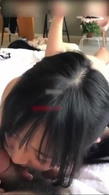 真实乱伦现场 女儿刚18岁初成年,把儿子支到隔壁房间口爆女儿 预览截图 6
