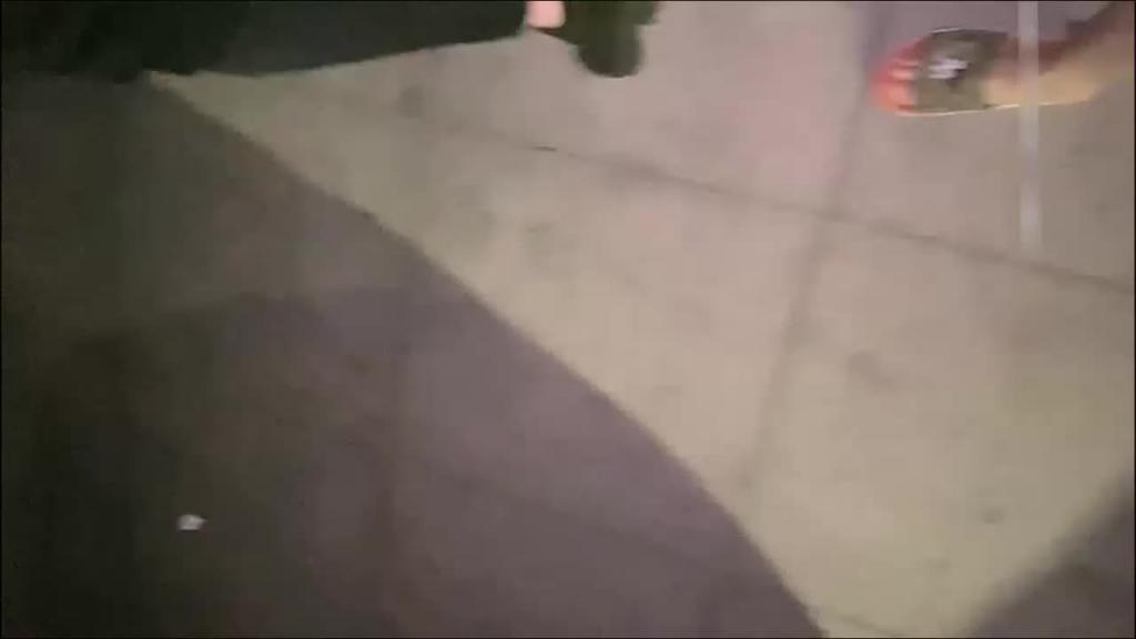 【巨乳学妹】夹着跳蛋户外勾引吃面小哥,大街上边走边尿,同行小哥一脸尴尬! 预览截图 3
