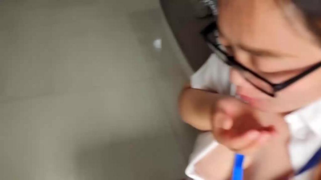 巨乳熟女中介和客户楼道做爱，没尽兴酒店开房继续干口爆射一嘴 预览截图 12