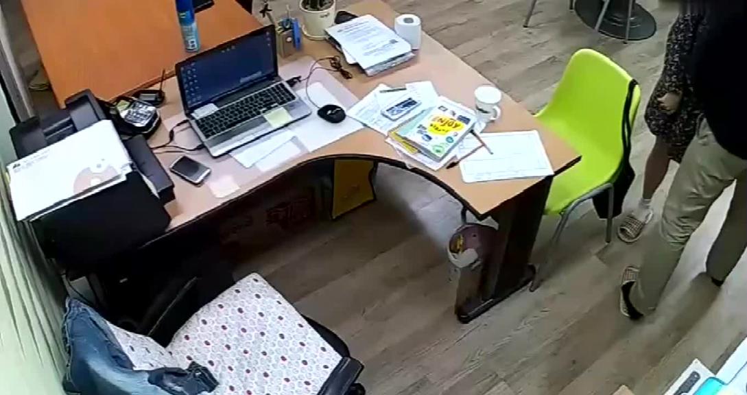 【监控破解】经理和女员工加班期间办公室偷情 预览截图 4