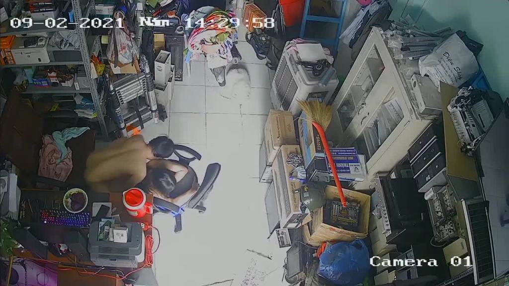 黑客破解网络摄像头监控偷拍小夫妻在门店里啪啪还拿手机自拍 预览截图 7