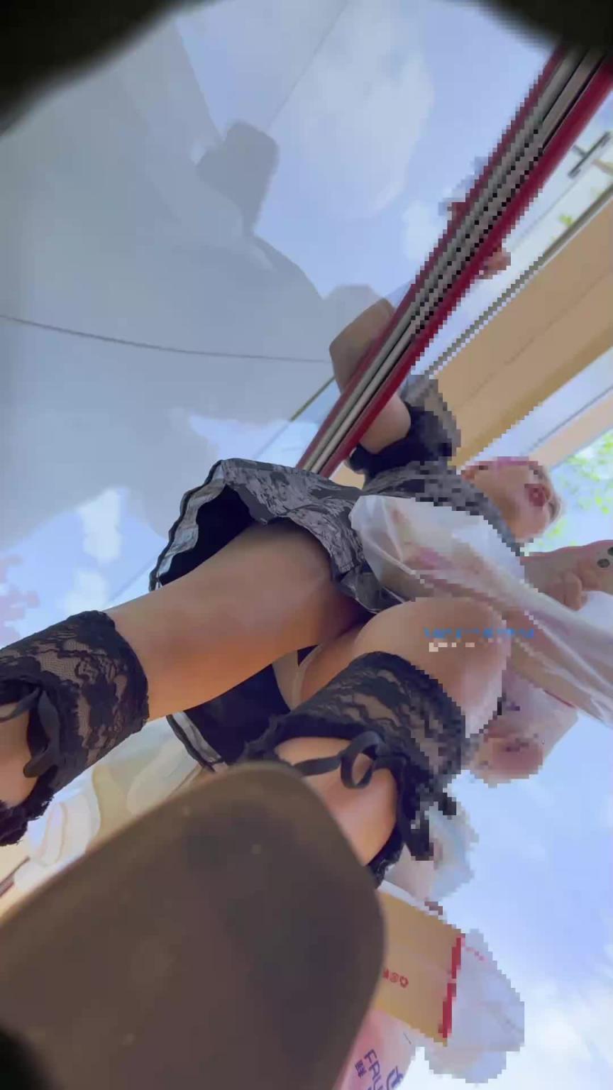 两美女带一胖妹逛街其中两人都是透明蕾丝骚内 预览截图 12