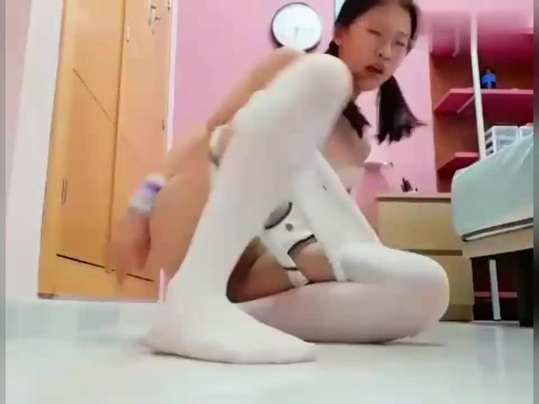 重金入手,超诱人清纯可爱眼镜高中学妹对镜发骚自拍,美穴看的我流口水 独家完整版 预览截图 3