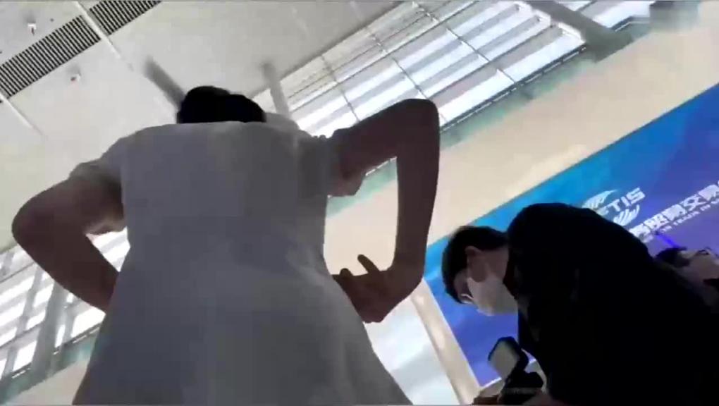 稀缺资源,真实校园抄底颖裙底,大神潜入苏州某大学抄底众多粉嫩萌妹!学生也爱穿丁丁 预览截图 9