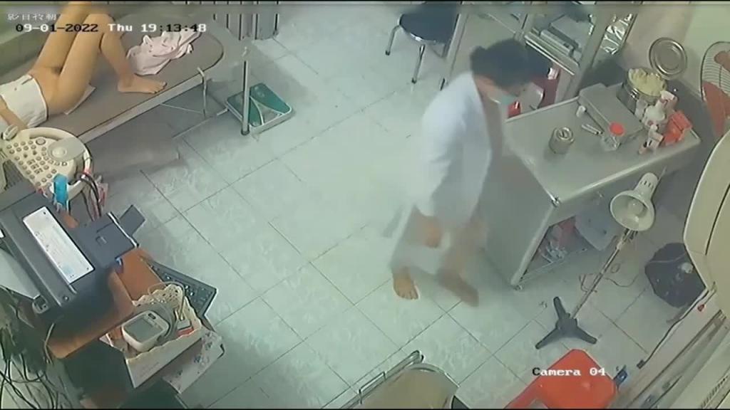 【破解摄像头】B超阴道检查笑着进去捂着逼出来！ 预览截图 3