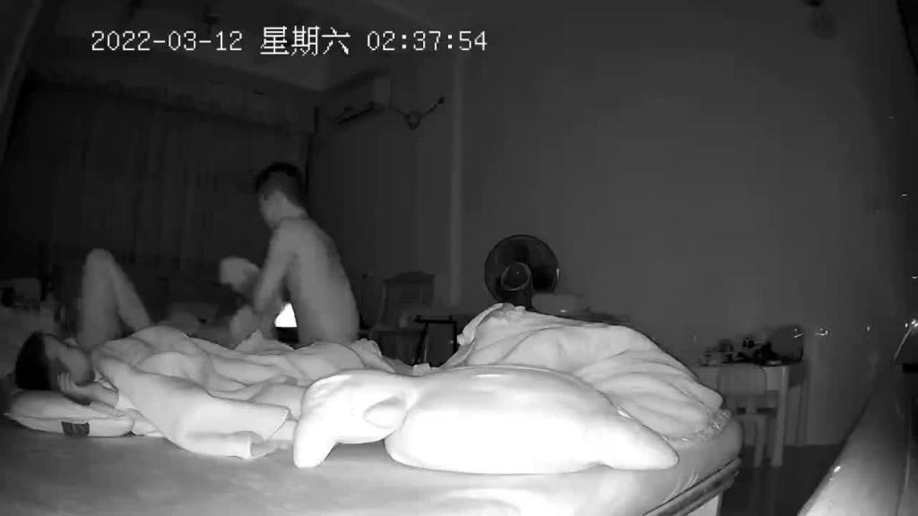 【监控破解】夫妻当着孩子面各种姿势被操翻 预览截图 2