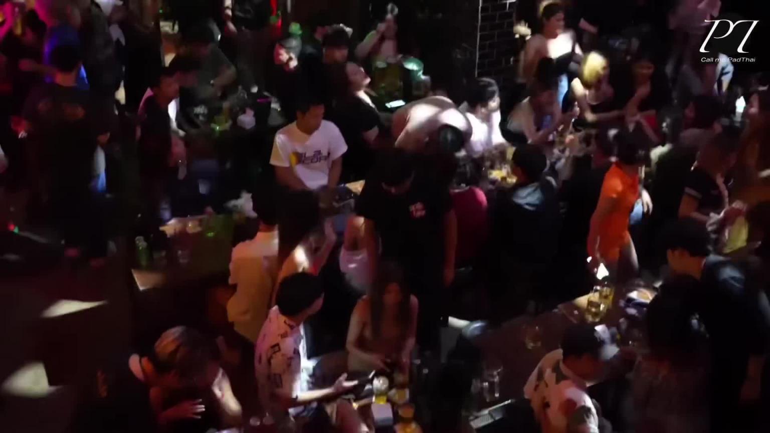 【泰国普吉岛】(EN Sub) 当地酒吧街真的又大又白真好玩 来普吉岛别再只去巴东啦 预览截图 1