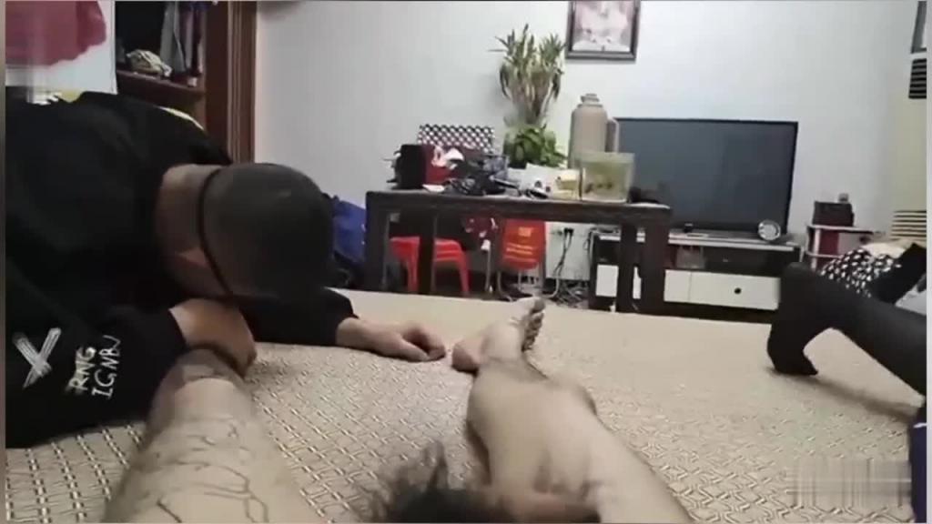【重磅推荐高中清纯女学妹】带上男奴男友，一起伺候社会哥 预览截图 3