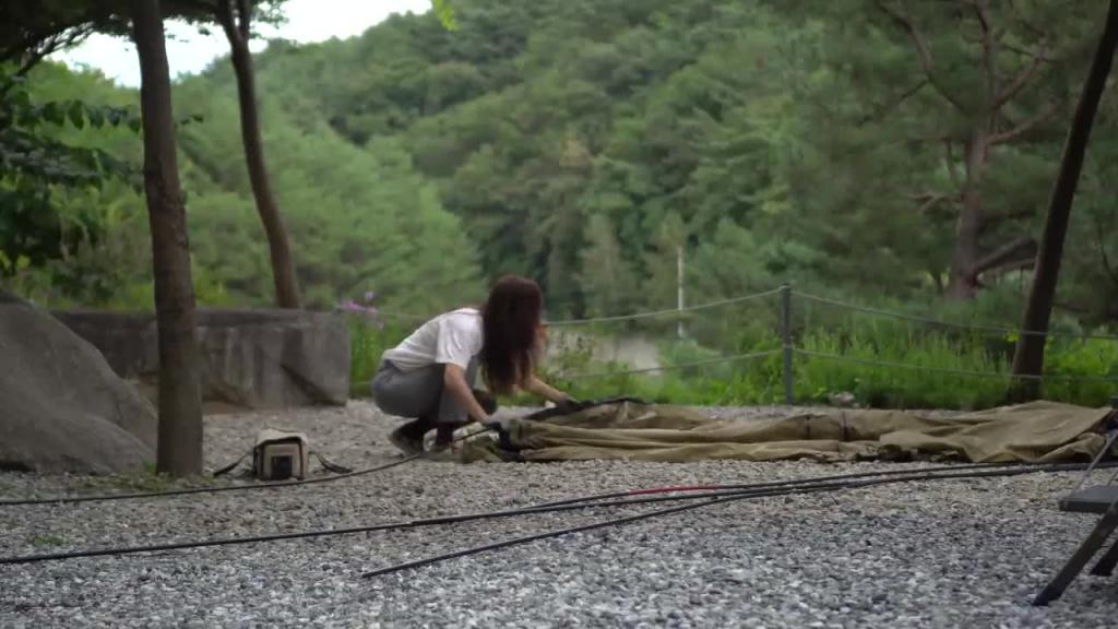 两个喜欢露营的女孩/在深山凉谷水中露营过夜 预览截图 2