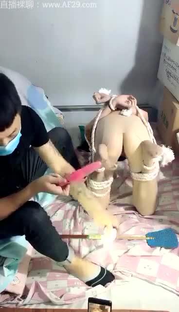 情侣学A片玩SM绳子捆绑打屁股道具插逼逼爽的大叫 预览截图 11