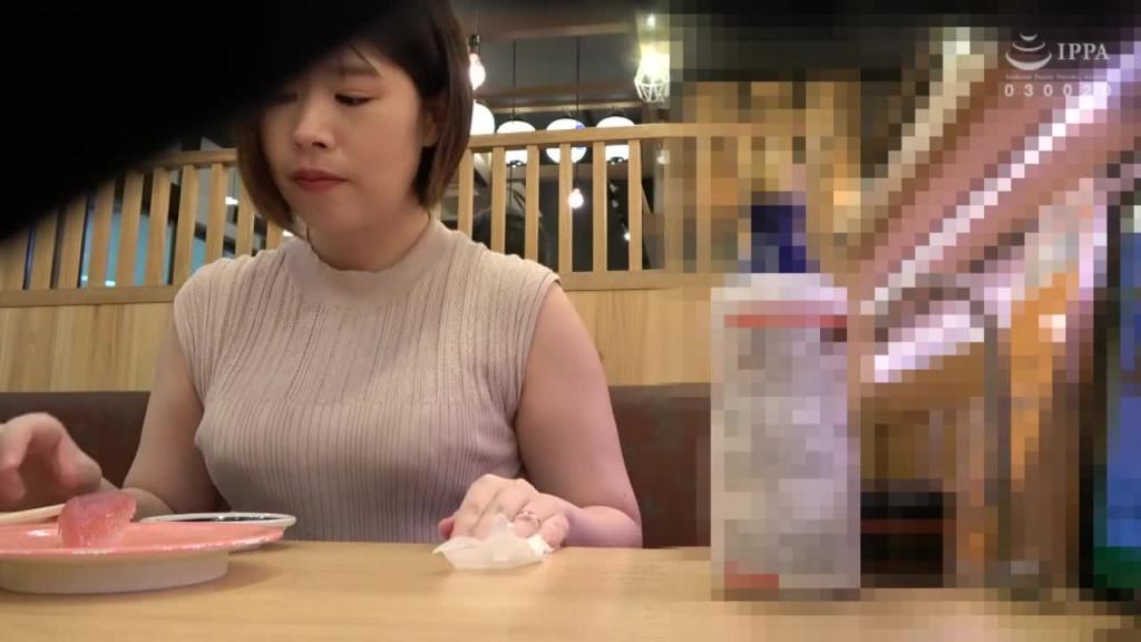 我(28岁)自然而然地对住在我房间的妻子的女性朋友「人妻照美(化名),36岁」採取了行动。 C-2900 预览截图 2