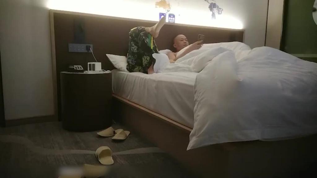 短发小学教师偷情老公好久不操她,扶着鸡巴坐上去哎呦哎呦的叫 预览截图 8