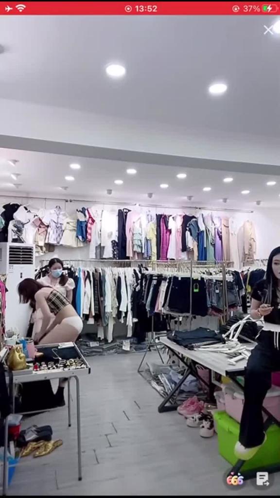 偷拍女顾客换衣服!有的小姐姐发现被偷拍吓死了 预览截图 4