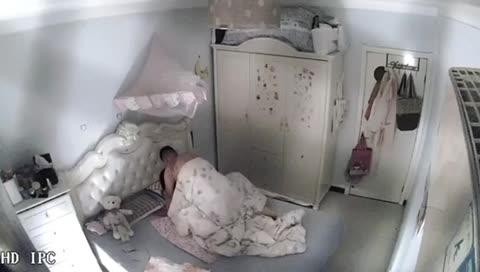 〈监控破解〉真实偷情绿帽淫妻约网友来家偷情 预览截图 10
