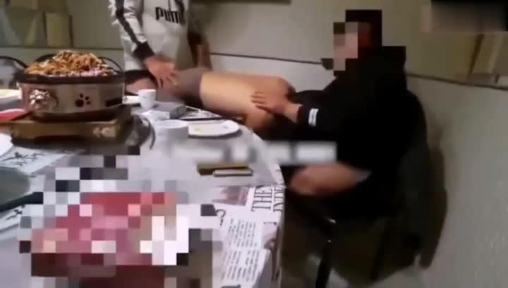 劲爆吃瓜东北饭店群P事件绿帽贱男把淫妻饭桌上让给好友一起爆操 预览截图 5