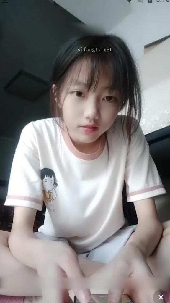 【贫乳萝莉】小萝莉暑假被骗下海_被金钱冲昏了头_刷点礼物就脱了 预览截图 2