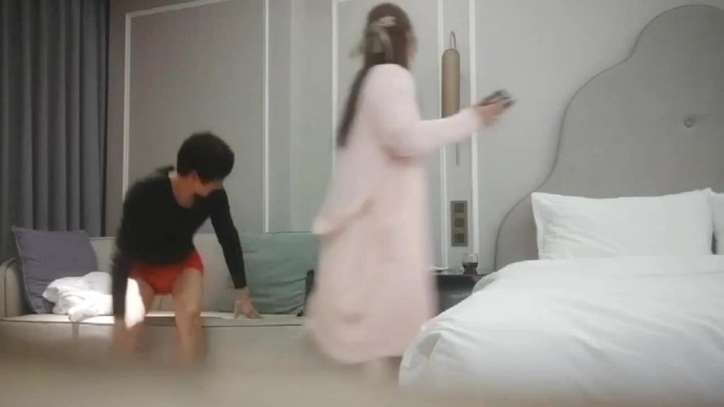 精选探花舔逼大神逼毛超多后入爆肏肥臀淫穴爽得直叫 预览截图 1