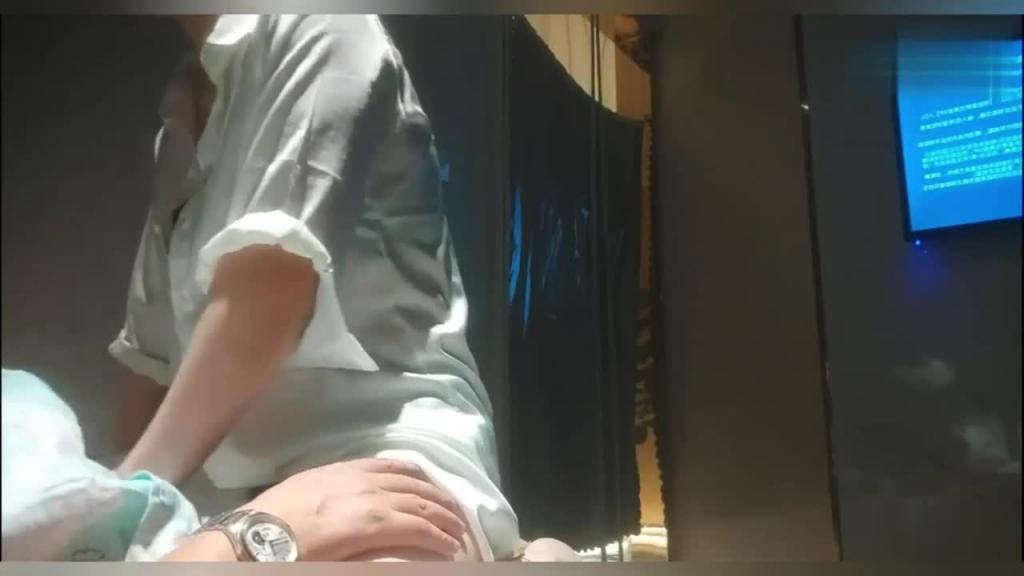 【足疗店勾搭技师美少妇】直接包房大屁股后入紧张又刺激 预览截图 1