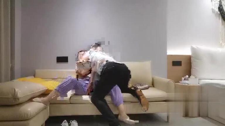 【会所勾搭】超极品按摩师，三千小费拿下，奶头很大很骚 预览截图 3