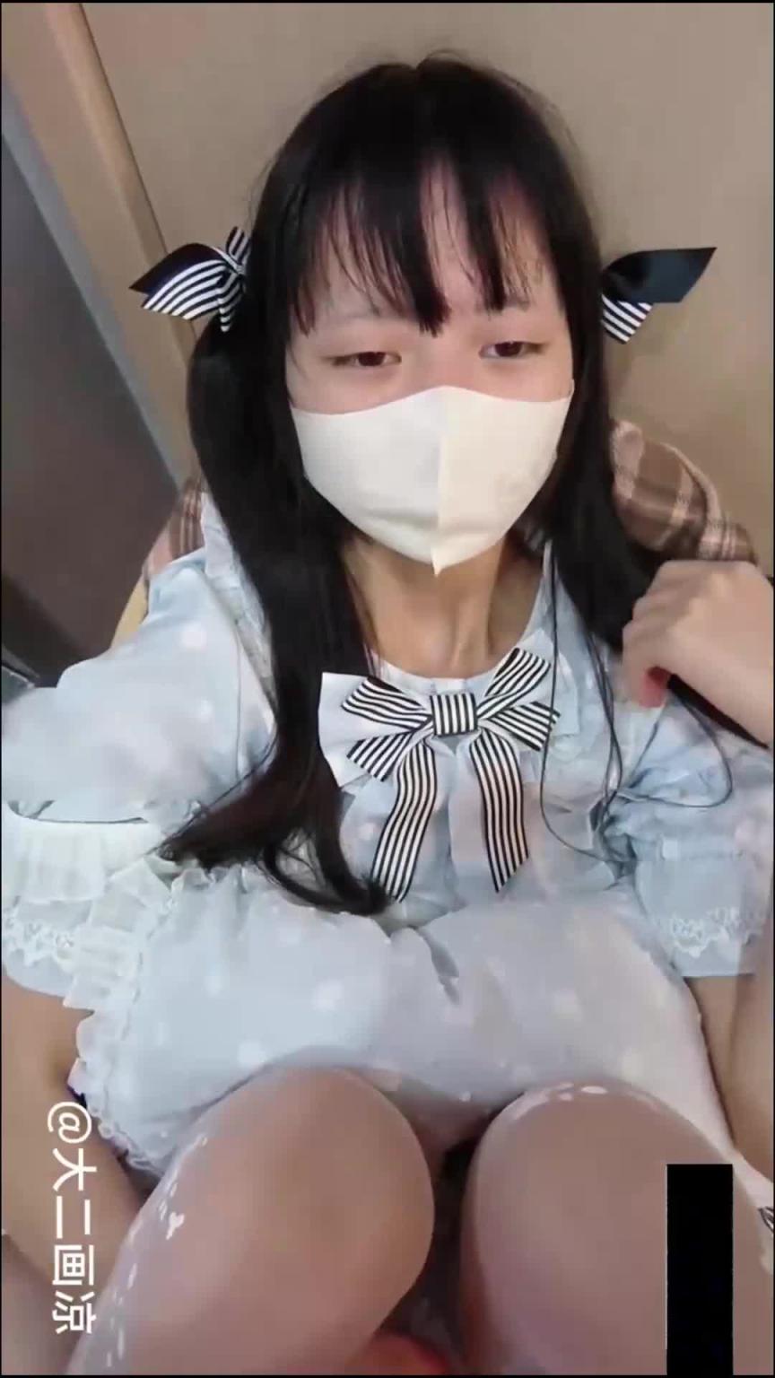 【内射萝莉】爱丽丝洛丽塔白丝嫩妹出租屋做爱 预览截图 9