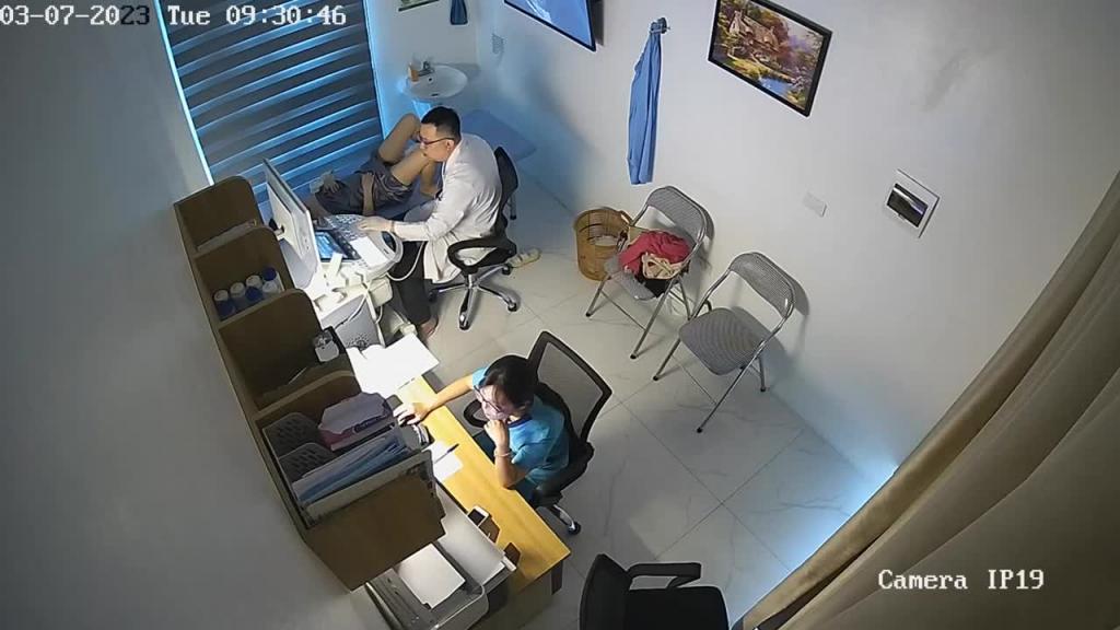 【医院3月监控】重金破解高清  猥琐男医生给漂亮女病人仔细检查身体完整版  美乳 预览截图 6