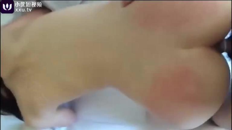 【父女乱伦】禽兽父亲给女儿破处,爆插粉穴无套内射 预览截图 5