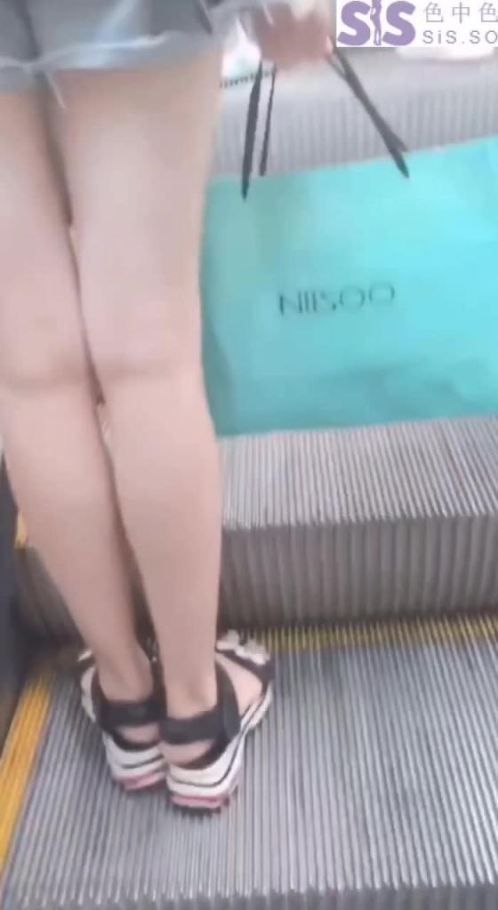 绝版资源！十分钟《街射》大合集，直接射美女腿上，美女还闻了闻 预览截图 5