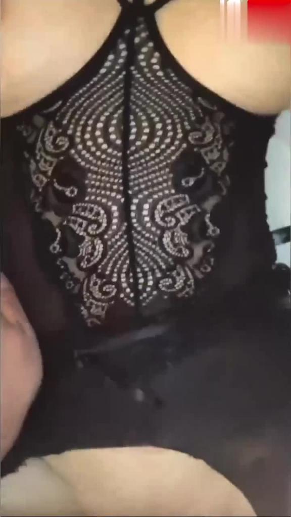 【勾搭老板服装公司巨乳女老板】在干老板娘的时候，同事打电话被听到 预览截图 11