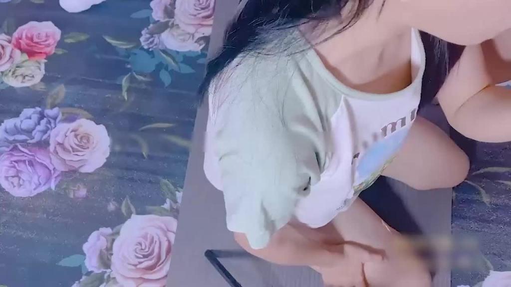 00后的小可爱已长大小骚货被大屌疯狂抽插,翘起美腿插小穴,衣服来不及不脱直接插入小嫩穴! 预览截图 3