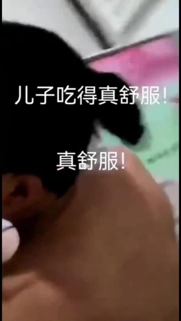 火爆【淫乱家庭】毁三观精选3部!儿子边插老妈B边吃老爹J 父母带小女儿做爱 父母带小儿子性爱直播 预览截图 1