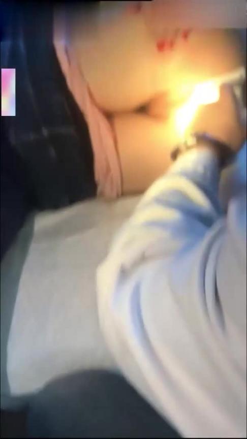 【黑料泄密】某医院肛肠科男大夫偷拍人妻换药,当着老公面偷着摸人妻逼抠菊花 预览截图 12