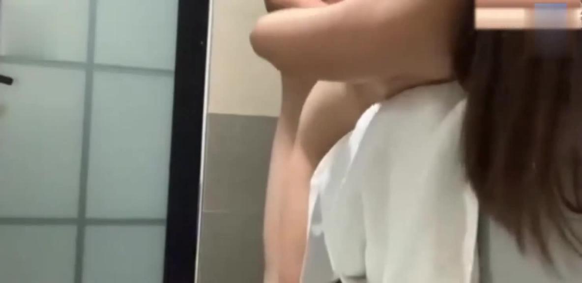 【嫂子】哥哥不在家强暴正在洗澡的嫂子 预览截图 12