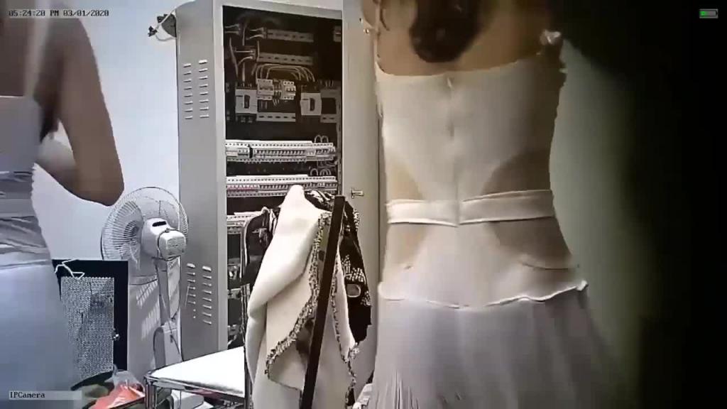 【精品偷窥】商场开业表演舞团模特,偷拍后台真空换衣 预览截图 1