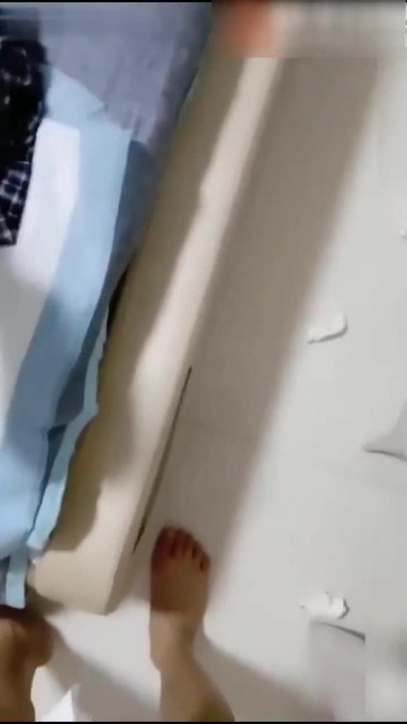 俩部兄妹乱伦真实自拍合集 预览截图 5