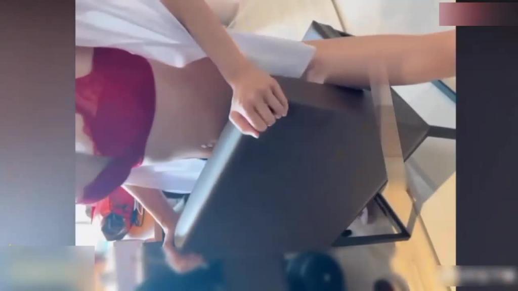 【网红爆料】台湾网红美少妇[高雄小野猫]人瘦奶大1/2 预览截图 3