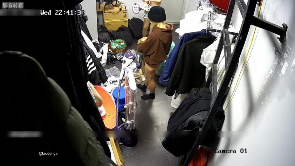 【高清偷窥】某剧场后台换衣间的美女们当着男助理面脱!1/2 预览截图 2