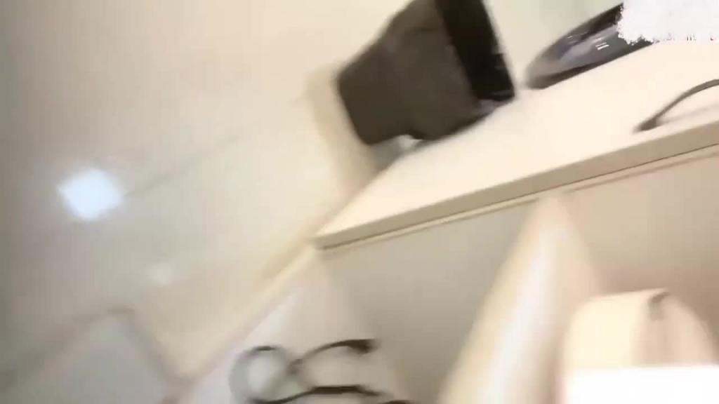 {兄妹破处}青涩嫩妹到表哥家被诱骗拿走第一次,超敏感不停叫床,内射无毛馒头穴! 预览截图 2