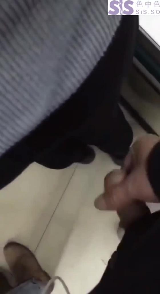 绝版资源！十分钟《街射》大合集，直接射美女腿上，美女还闻了闻 预览截图 9