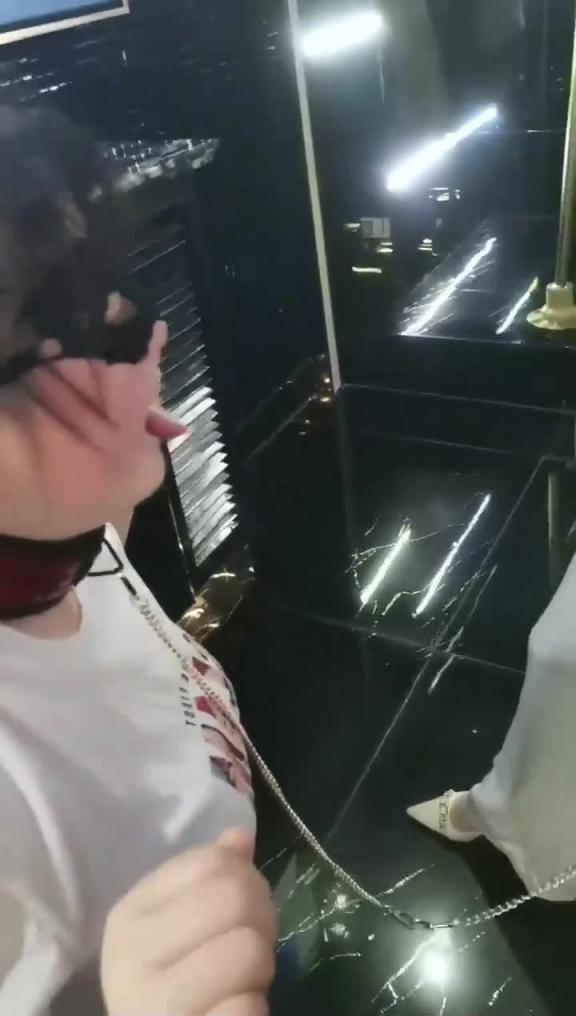 【SM调教】女王KTV调教200斤母狗，在家里很自卑，被女王随意羞辱 预览截图 8