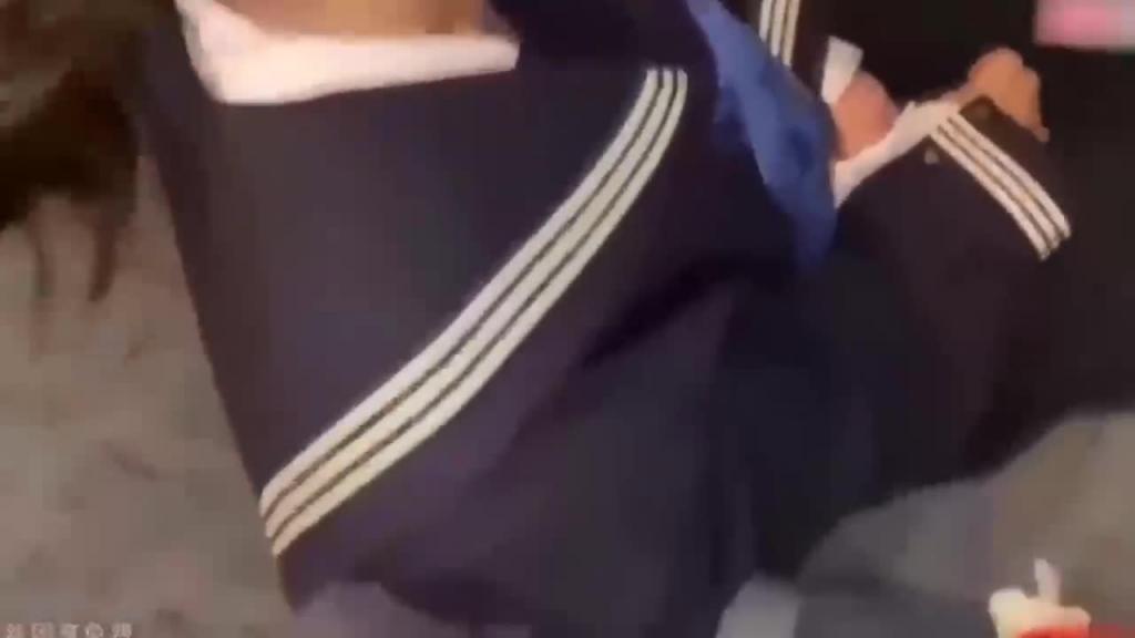 稚嫩萝莉学生 诱骗超嫩高中学生接到酒店口爆内射 性交 预览截图 4