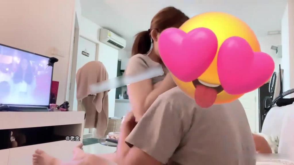 钟爱无套中出的微胖巨乳大一校花，天然巨乳蜜桃臀Tiktok网红混血反差校花 预览截图 3
